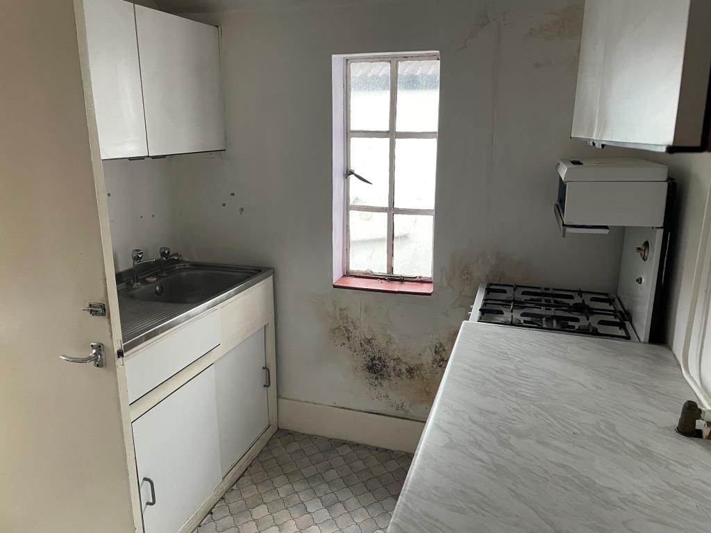Lot: 19 - FREEHOLD PROPERTY WITH VACANT FLAT FOR REFURBISHMENT, PLUS GROUND RENTAL - Kitchen